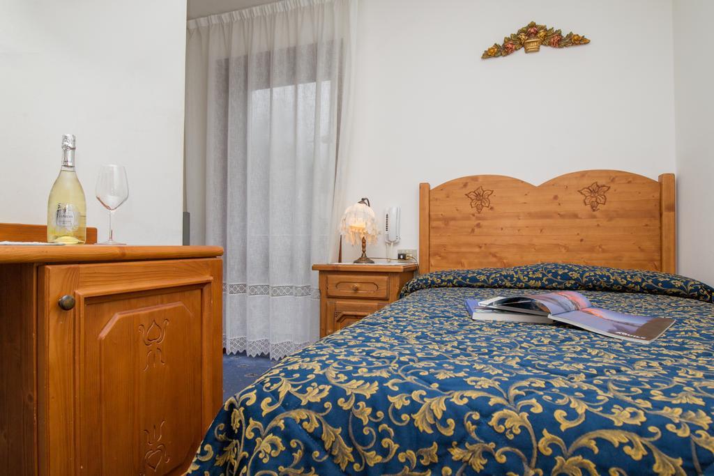 Villa Elena B&B Hotel ซานมาร์ตีโนดีกัสตรอสซา ภายนอก รูปภาพ